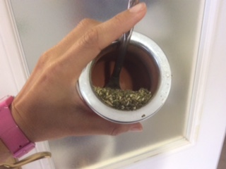 画像では、ボンビージャの立て方（入れ方）が見やすいようにマテ茶の量を少なくしてあります