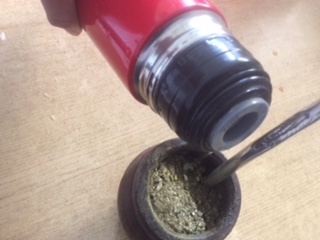 ボンビージャに一番近いところからお湯を注いでください