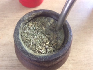 「湯はボンビージャの側から少しずつ注ぐ」が濃い味を長く均等に味わえるコツ