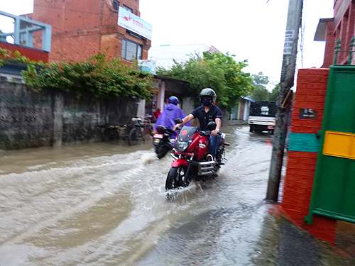 水上バイクさながら、波しぶきをたてて走行！