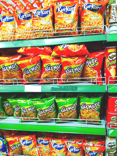  スパイシーなマサラ風味のコーンパフ、大人気オリジナルは上下段のインド製。真ん中2段がネパール製。