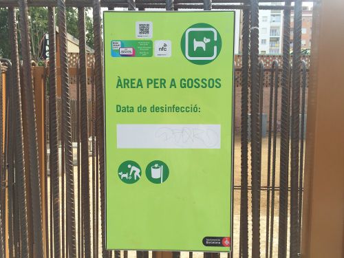 公園の入り口にある看板　犬専用と記されている