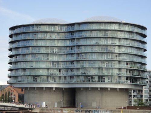 双眼鏡を立てたような形の建物