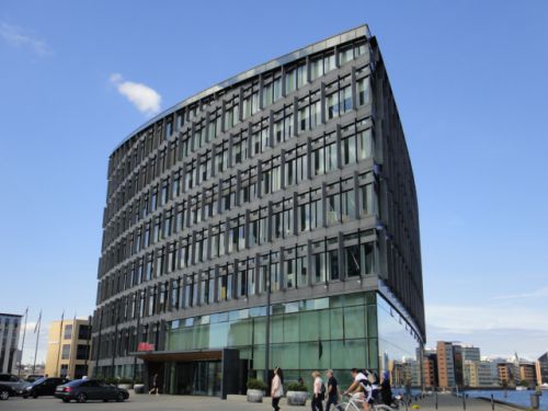 船をイメージ（？）した建物は会社です。