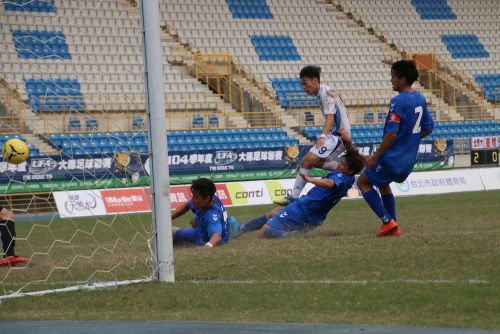 台湾體大（白のユニホーム）のシュートは……