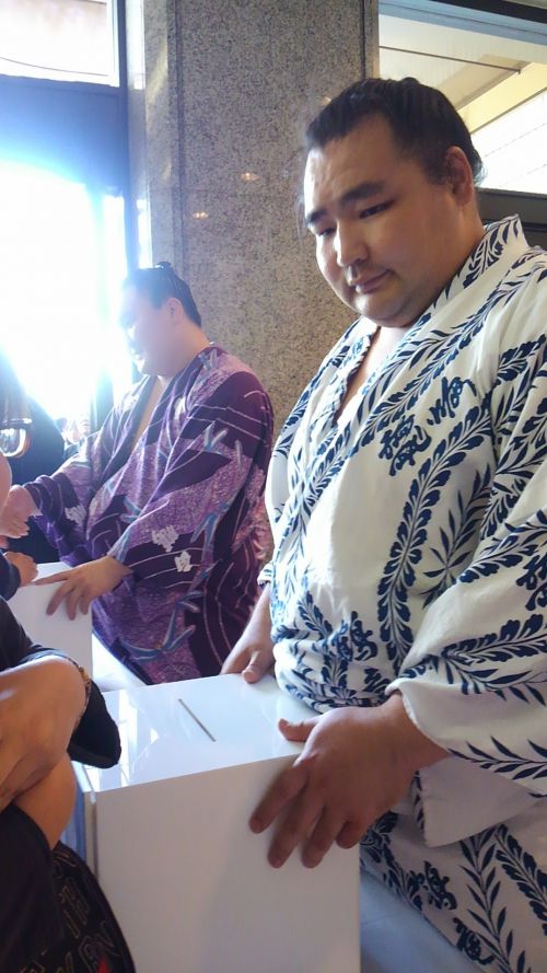 手前が横綱鶴竜、奥が白鵬。こんなに間近で！