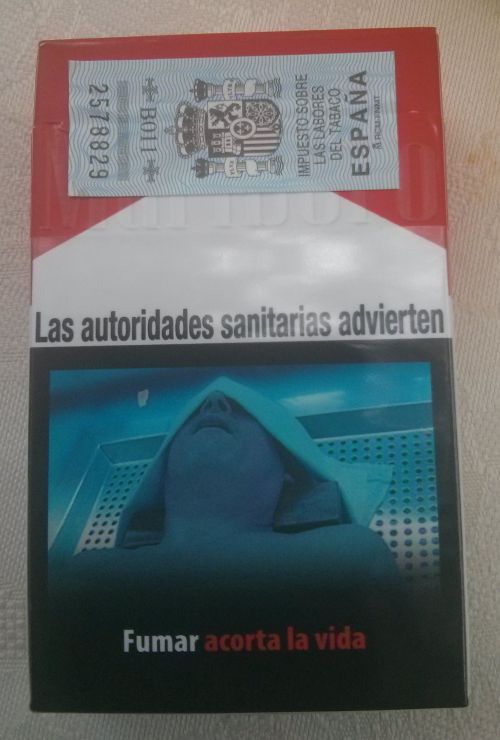 喫煙は寿命を短くするとのメッセージとイメージが貼られたスペインのタバコのパッケージ