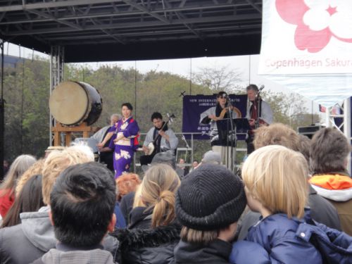 舞台では大太鼓も