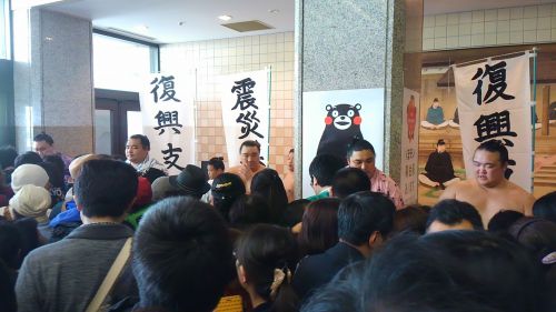 力士が見えないほど人が集まっています。