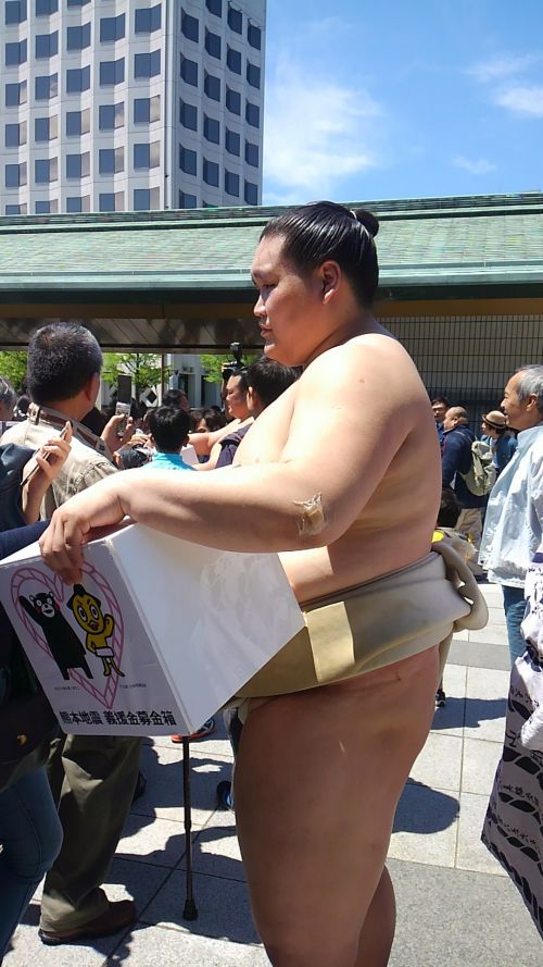 あまりの混雑に外へ出て募金活動する照ノ富士。