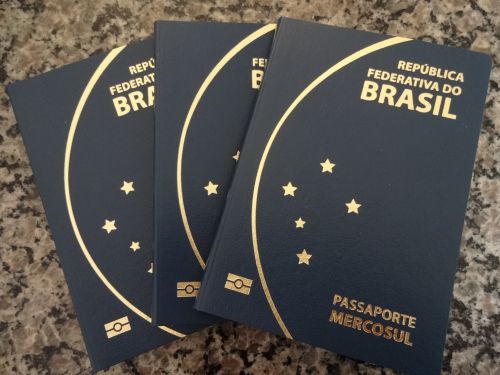 2015年7月から新しい表紙デザインとなったブラジルのパスポート