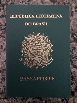 ブラジルの国章をデザインした2015年6月までのブラジルのパスポート