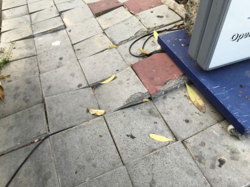 電気の線を入れるために敷石をはがしたのでしょうか？