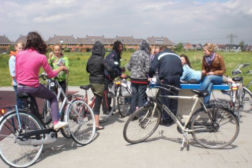 自転車大国・オランダならではの卒業生による自転車ツアーも。(画像提供：OBS\'TOlfeel)