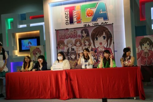 サイン会開始前の様子、マスク姿に眼帯も