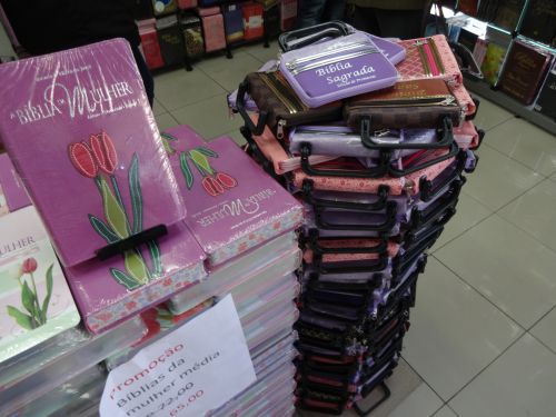 鞄型の聖書が積まれたスペース