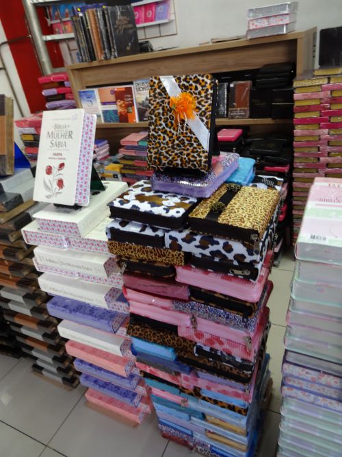 聖書専門店に積まれた女性向けのヒョウ柄や花柄の聖書