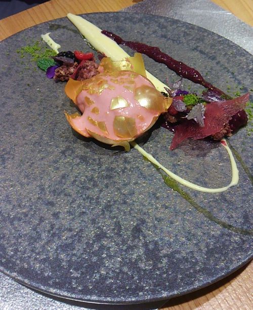 中にはピンク色のソルベ。