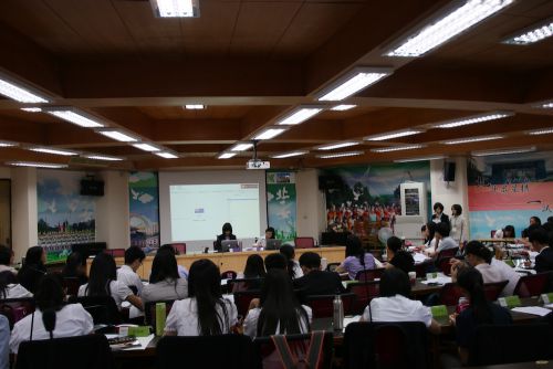 模擬国連会場の一つより