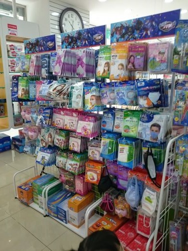 薬局のマスクコーナーも数年前に比べ、かなり充実しています