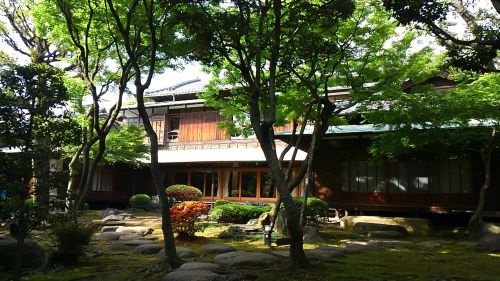 お庭から見た邸宅。立派です。