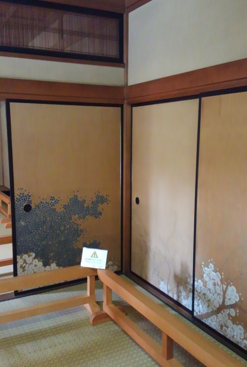 ふすまや彫刻が施された棚などがありました。