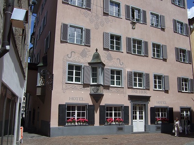 滞在したホテルの建物は500年前のもので、250年前には宿駅としての役割も果たしていたそう。