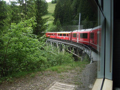 赤い車体の列車がゆっくりゆっくりと山を登っていきます。