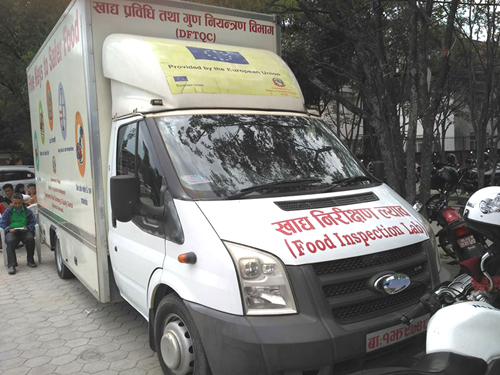 国際機関から寄贈された立派なトラック