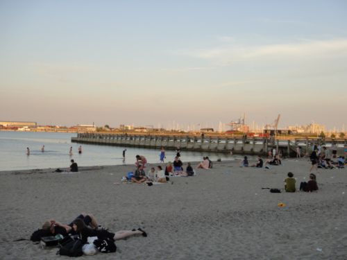 夜の９時半のビーチ　それでも人がいます。