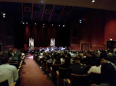 保護者も出席。どの奨学金をもらえたのかは、式典で発表されました。