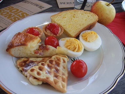 ワッフルや、採れたて苺からできたスイーツなどいっぱいいただきました。