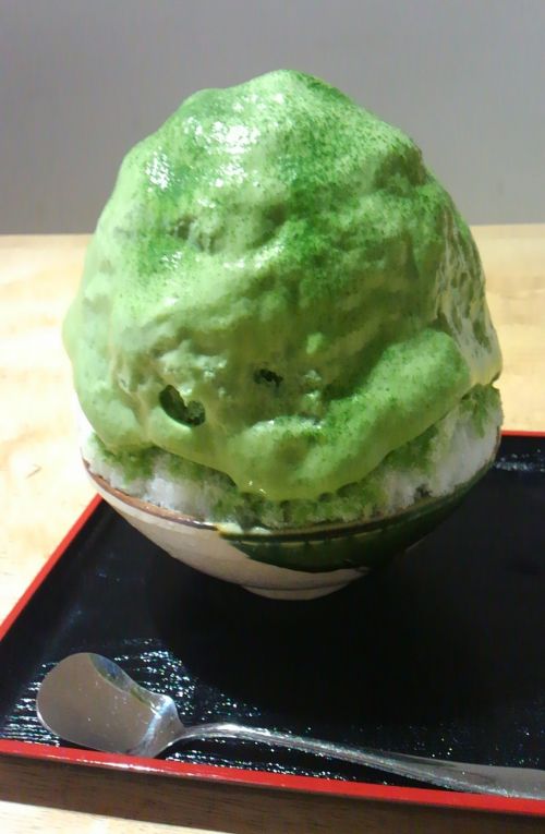 ふわふわのエスプーマがかかったかき氷です。