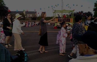 櫓の周りを踊る人たち