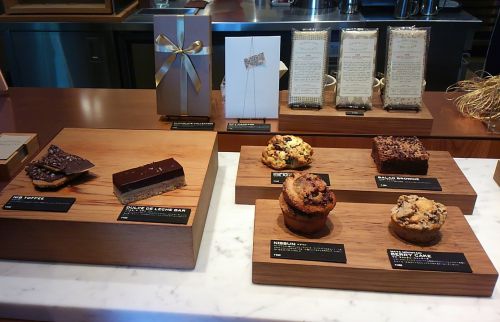 焼き菓子とチョコレートが並ぶカウンター。