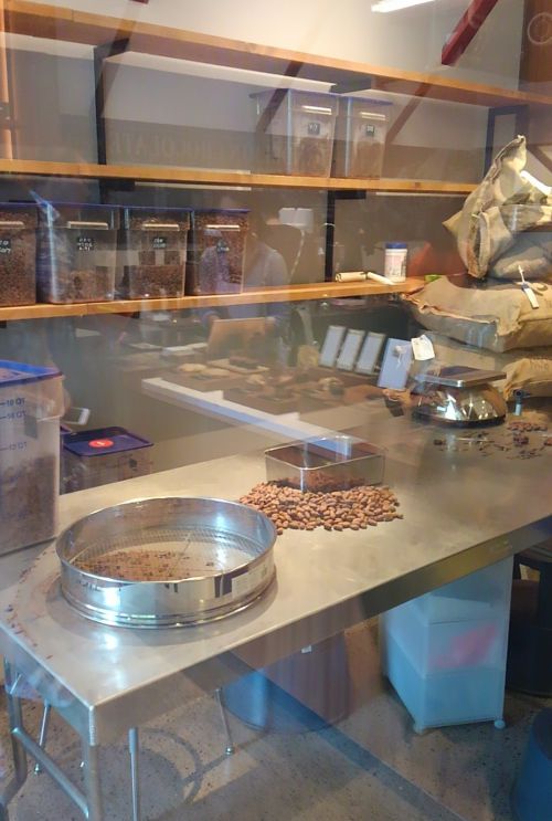 1階はキッチンになっていて、カカオが並んでいます。