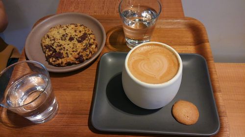 かわいいカップに入ったモカ。クッキーもチョコがいっぱい。