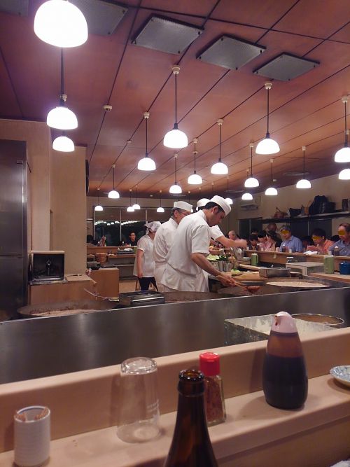 目の前で揚げてくれます。