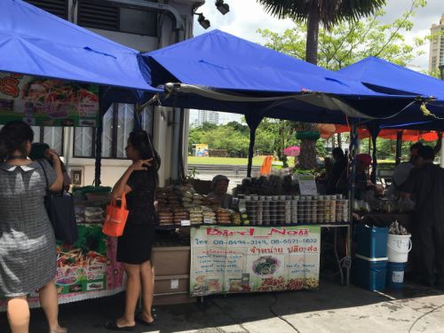 人で賑わう午後の「もくタラ」