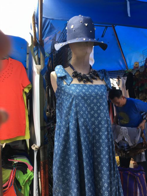 こんなドレスも売ってたりします