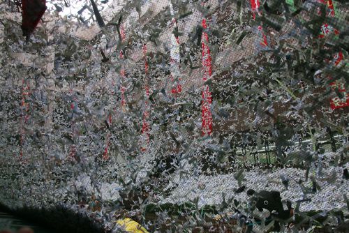 紙吹雪が「紙豪雪」になった様子