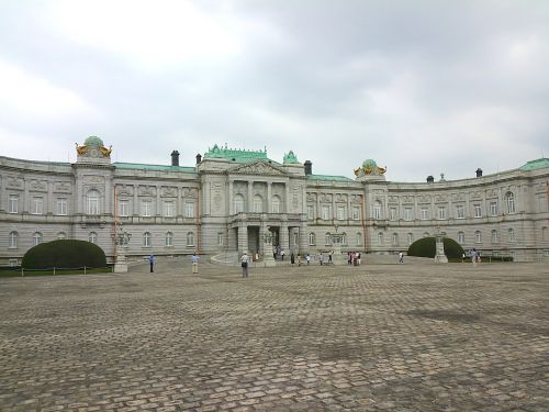 正面の広場。広々していて外国みたい。