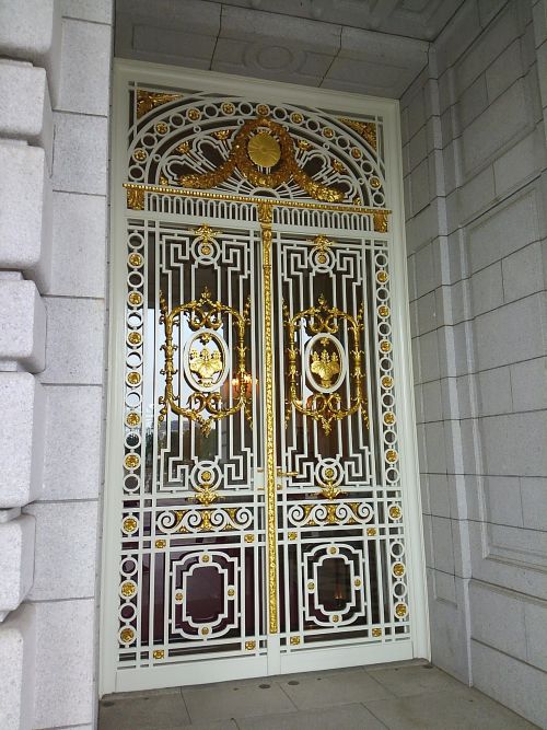 正面の玄関。装飾がすごいです。