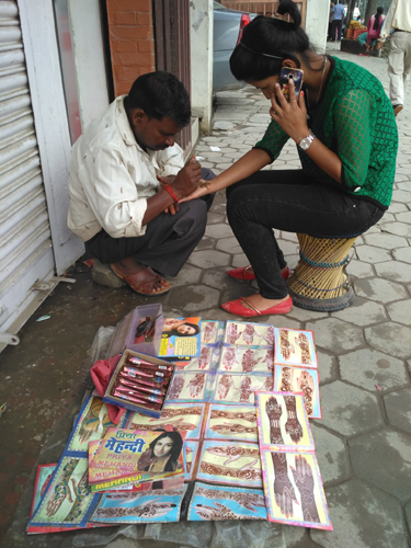 若い女性は退屈したのか電話しながら。