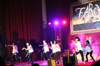 途中で登場するダンス