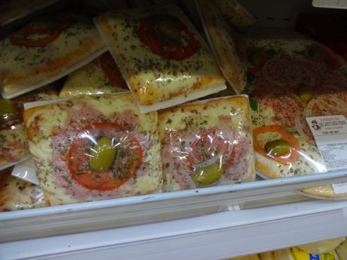 スーパーで冷蔵販売されているオレガノがかかったピザ