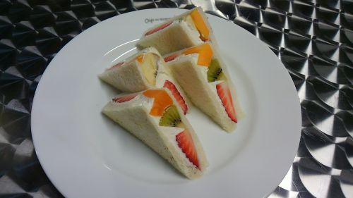 こちらがフルフルのフルーツサンド。