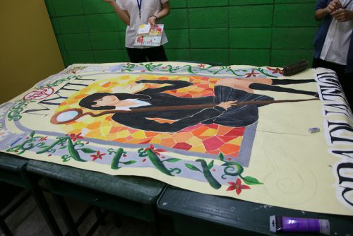 会場に飾る絵の準備