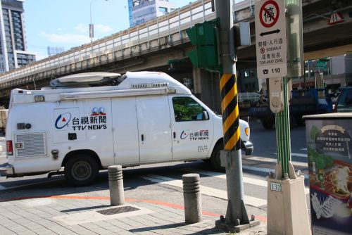学校周辺に多く見られたテレビ局の中継車