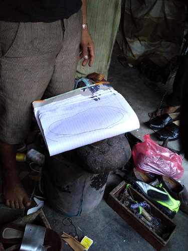 足型ひとつから作られる靴。さて仕上がりは？